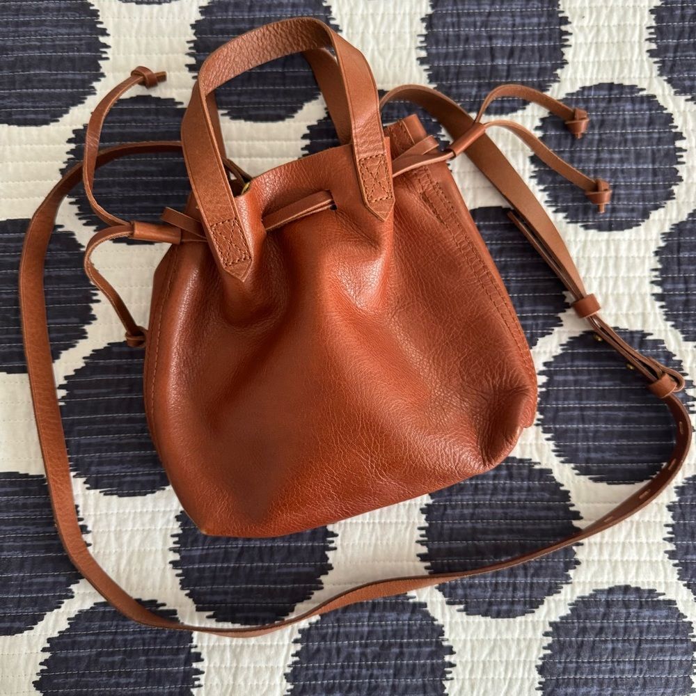 Madewell Transport Bucket Bag – English Saddle Leather – NWT